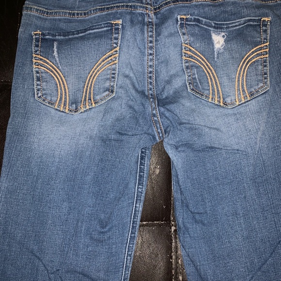 Slightly ripped Hollister jeans - Picture 3 of 3